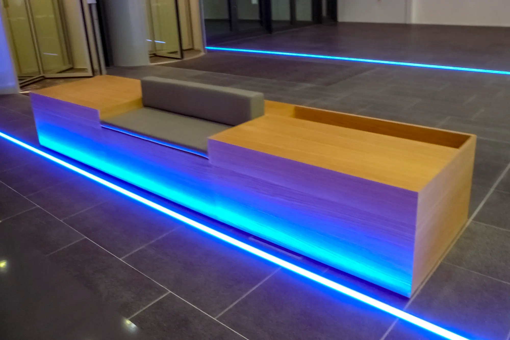 Maßgefertigte Möbel in einer Lounge am Frankfurter Flughafen
